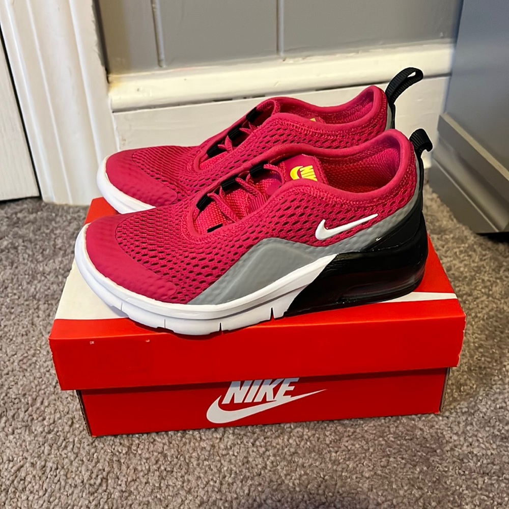 Brand New Nike toddler girls Air Max sneakers